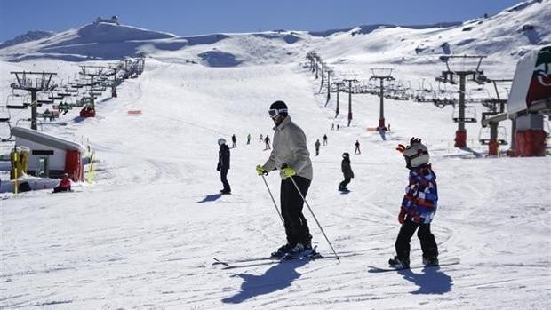 La plantilla de Sierra Nevada trabaja solo cuatro días a la semana y cobra mil euros más al mes que en la Junta de Andalucía