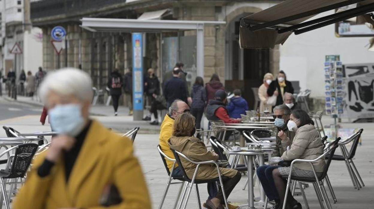 Varias personas en la terraza de un restaurante, en A Coruña, Galicia