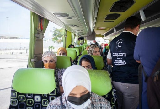 Marroquíes en el autobús de vuelta para ser embarcadas en Algeciras rumbo a Marruecos después de la campaña del año pasado