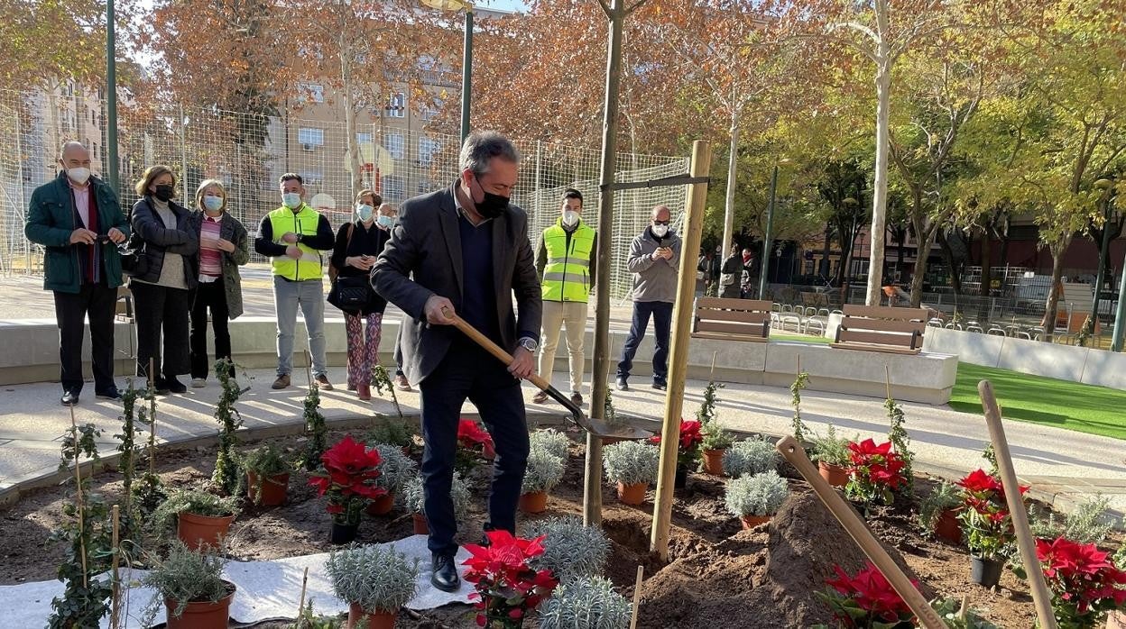 Juan Espadas, durante la presentación de las reformas del Parque Blanco White