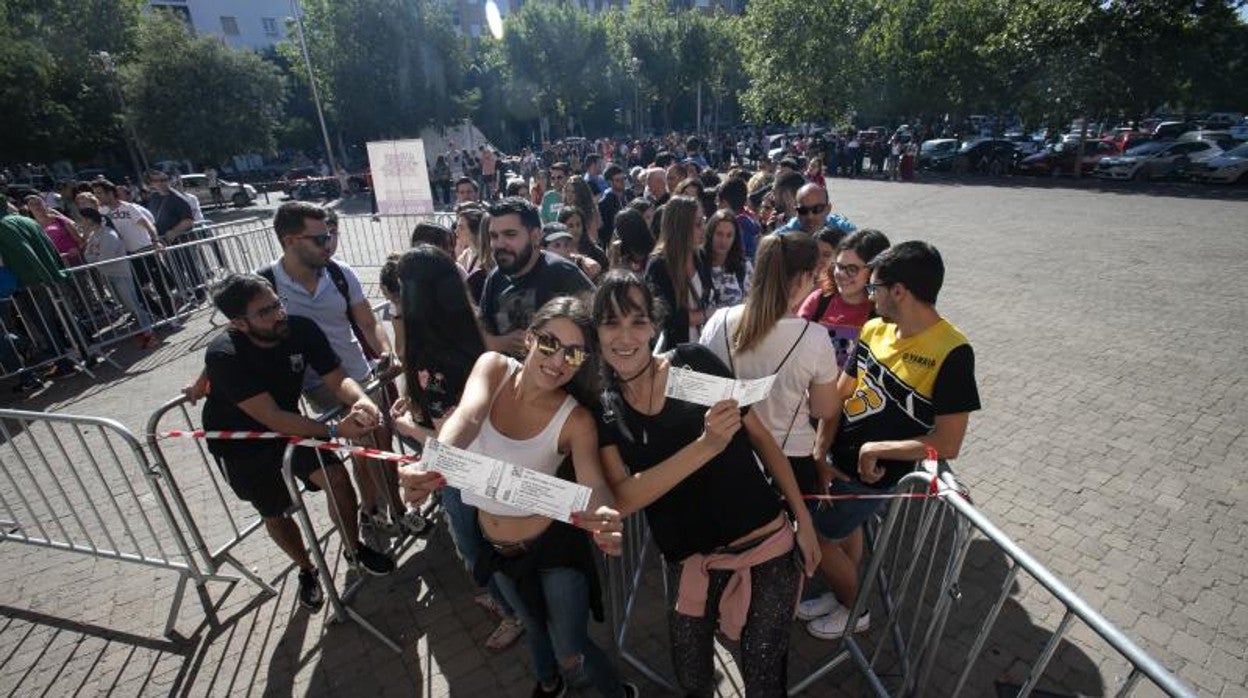 Colas para recoger las entradas para el concierto de Rosalía en Córdoba en una imagen de archivo