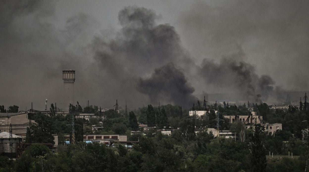 El humo se eleva en la ciudad de Severodonetsk durante los combates entre las tropas ucranianas y rusas en la región de Donbass/ Continúa la guerra: un misil impacta en una escuela de Járkov
