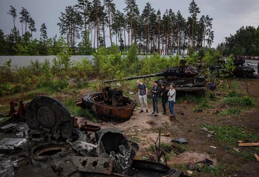 Restos de tanques rusos destruidos, en las afueras de Kiev