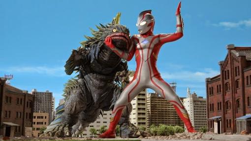 Una de las encarnaciones de Ultraman luchando contra un monstruo pez