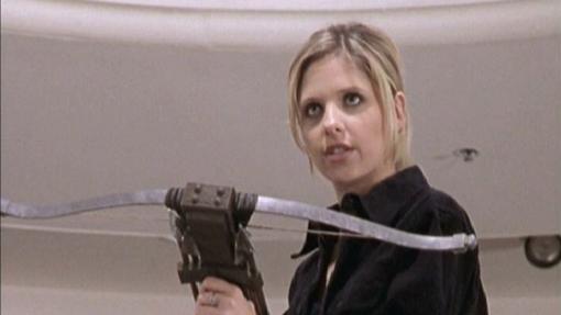 Antes de Daryl, Buffy ya usaba una ballesta para acabar con no-muertos