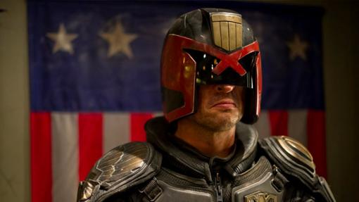 Karl Urban como el Juez Dredd de 2012