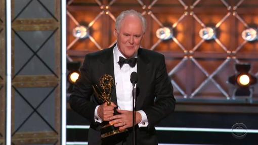 John Lithgow recibió el Emmy por su patel de Churchill en 'The Crown'.
