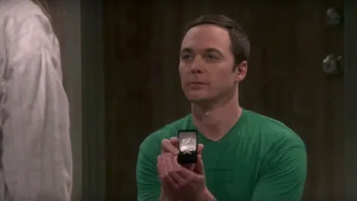 Sheldon espera respuesta de Amy tras pedirle matrimonio.