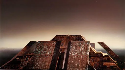 El edifcio Tyrell domina la ciudad de Los Angeles en 'Blade Runner'.
