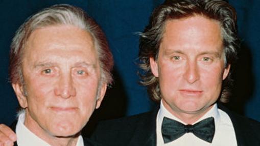 Kirk Douglas (i) y su hijo Michael.