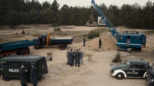 Construcción de una central nuclear alemana en la serie 'Dark' (Netflix).