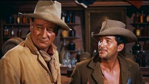 Dean Martin (d) junto a John Wayne en 'Río Bravo'.