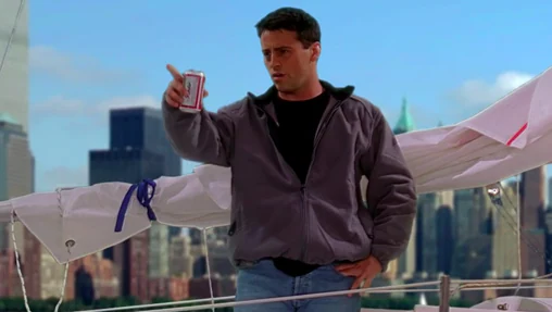 Joey, bebiendo una cerveza en su barco.