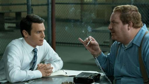 Jonathan Groff (i) es el protagonista de 'Mindhunter'.