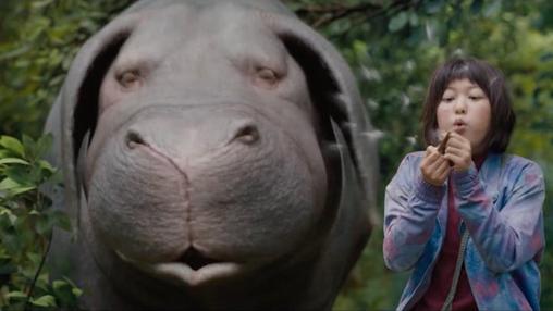 Okja y Mija (An Seo Hyun) protagonizan el nuevo filme de Netflix 'Okja'.