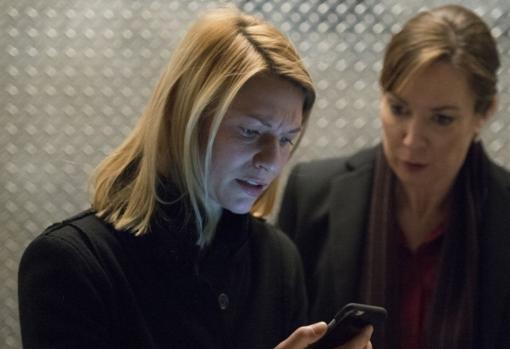 Escena de la sexta temporada de 'Homeland' con la presidenta Keane junto a Carrie Mathison.