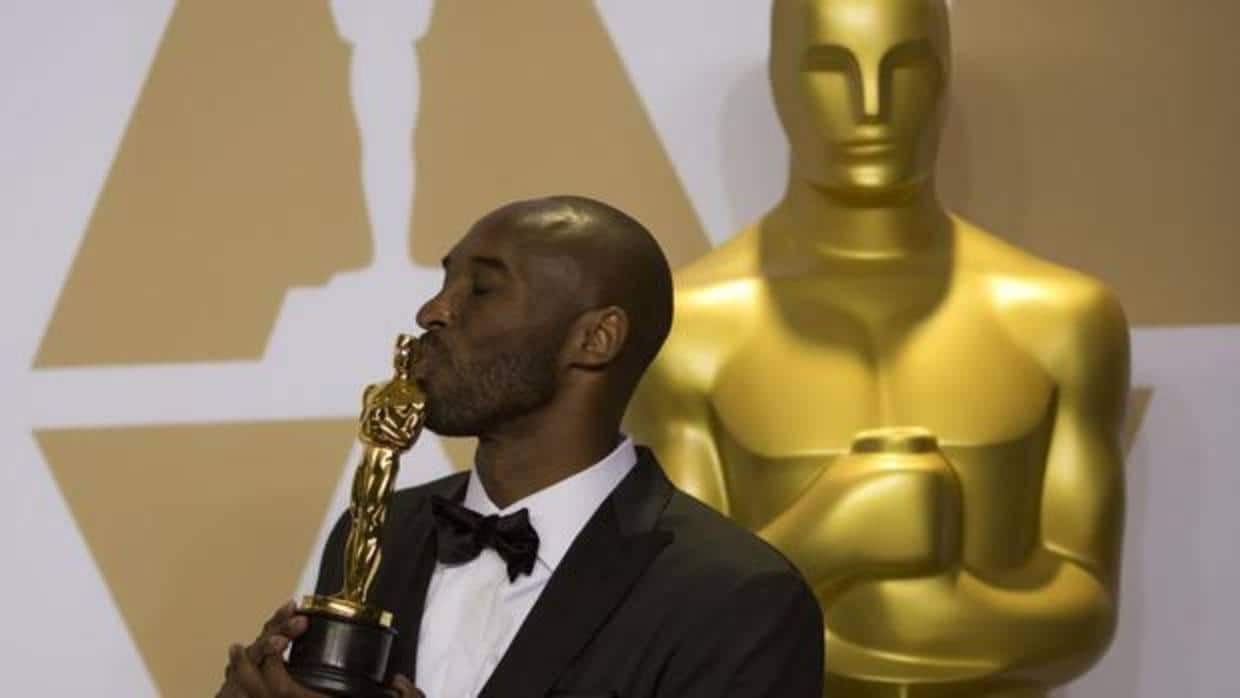Kobe Bryant, besando el Oscar de la Academia.