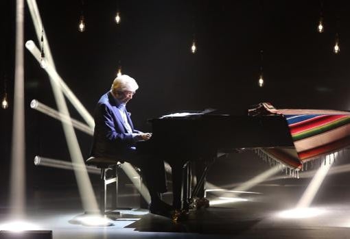 El compositor Manuel Alejandro, al piano