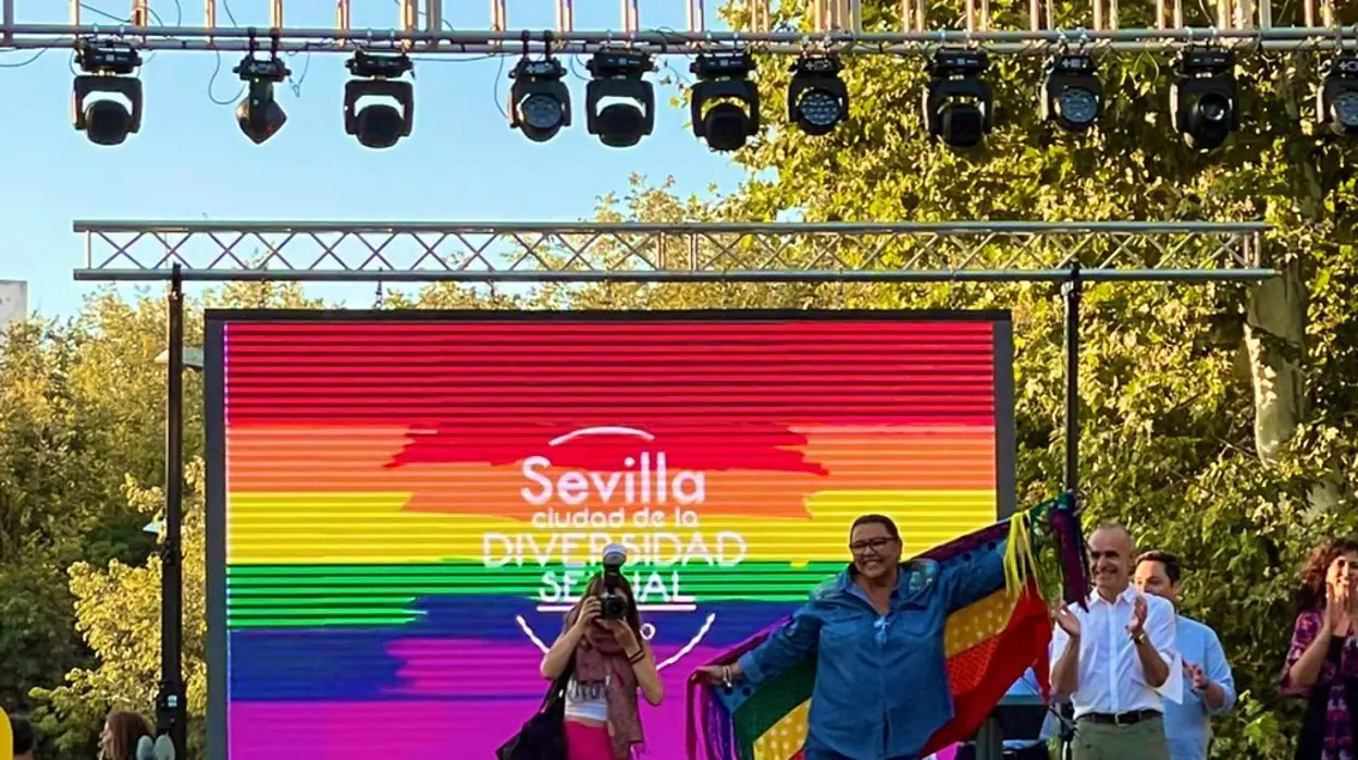 María del Monte sale del armario en la fiesta del Orgullo Gay de Sevilla