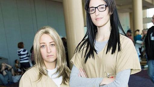 Dos aficionadas a «Orange is the New Black» disfrazadas de Piper y Alex