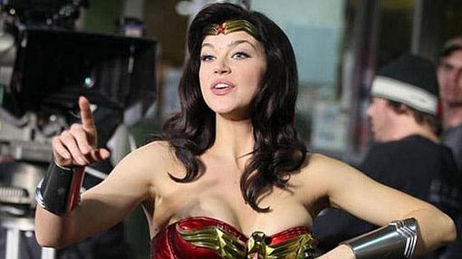 Adrianne Palicky como Wonder Woman