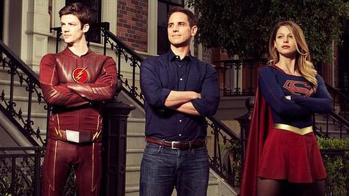 Grant Gustin (The Flash) y Melissa Benoist (Supergirl) junto al showrunner de ambas series, Greg Berlanti