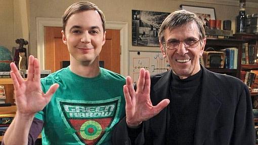 Leonard Nimoy no apareció físicamente en The Big Bang, pero presto su voz varias veces y estuvo en los rodajes