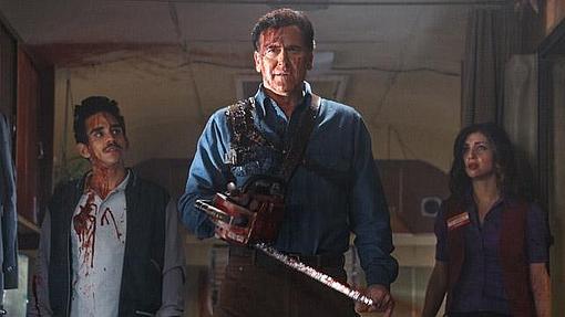 Ash Williams y sus ayudantes en esta versión televisiva de «Evil Dead»