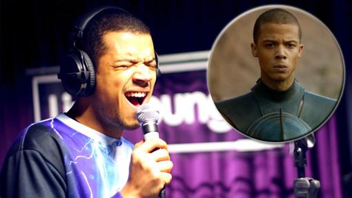 Jacob Anderson, el músico conocido como Raleigh Ritchie y el inmaculado Gusano Gris