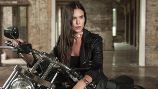 Odette Annable como Nola Sombralarga en Banshee