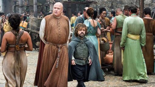 Varys paseando por Meereen con Tyrion