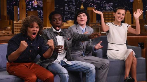 Los protagonistas de Stranger Thing celebrando la renovación