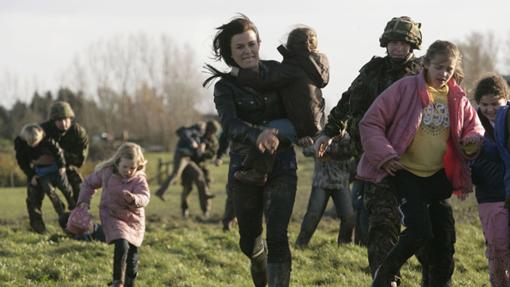 Miembros del equipo Torchwood en la evacuación de niños