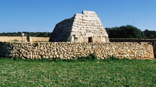 La Naveta de Tudons es la construcción más importante de la cultura talaiotica. / TURISMO ILLES BALEARS