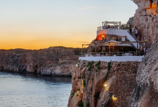 La Cova d’en Xoroi es un lugar único en el que disfrutar de fantásticos atardeceres. / COVA D’EN XOROI