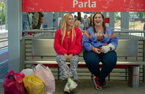 El contraste entre Parla y Malasaña da pie a divertidas situaciones a los largo de los diez capítulos de la serie. / HBO ESPAÑA