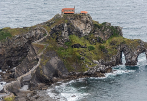 San Juan de Gaztelugatxe es una de las paradas obligadas al visitar el País Vasco. / Eduardo Kenji Amorim / Unsplash