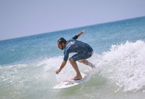 El surf es el deporte acuático por excelencia y requiere cierta técnica para poder practicarlo. / Maksyn Ivashchenko