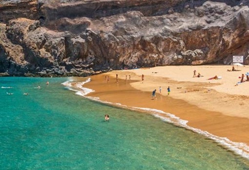 Las playas, de arena dorada o negra, son uno de los grandes atractivos de Tenerife. / Hola Islas Canarias