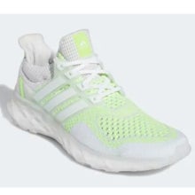 Las zapatillas Ultraboost Web DNA aportan un diseño más casual sin perder el espíritu de las Ultraboost. / adidas