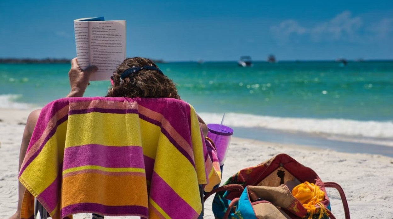 La playa es también un buen lugar para dedicar unas horas a disfrutar leyendo un buen libro. / Craig Cameron /Unsplash