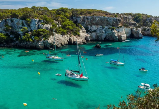Cala Macarella es una de las playas más bonitas de Menorca y de todo el Mediterráneo. / Pixabay