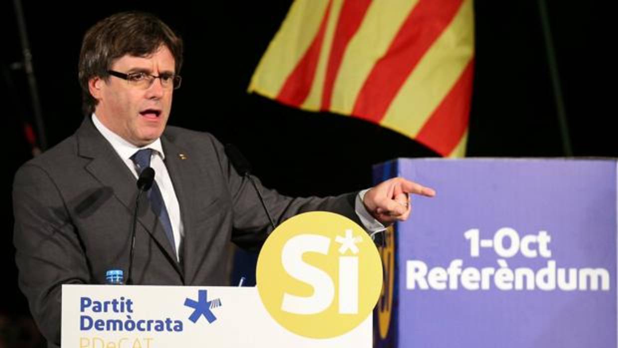 El presidente de la Generalitat, Carles Puigdemont, durante un mitin de la campaña del referéndum ilegal