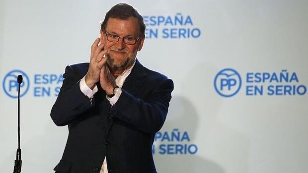 Rajoy aplaude a los simpatizantes del PP en Génova