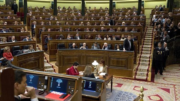 Mariano Rajoy (d), vota durante la segunda votación de la investidura del candidato socialista Pedro Sánchez