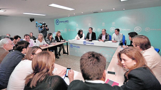 Juan Bueno y Virginia Pérez comparten mesa en una reunión del comité de campaña del PP