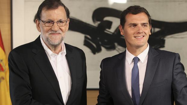 Mariano Rajoy saluda al líder de Ciudadanos, Albert Rivera, momentos antes de la reunión que mantuvieron el pasado día 10 en el Congreso