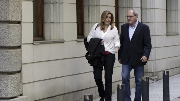 Susana Díaz y su número dos en el PSOE de Andalucía, Juan Cornejo, a su llegada a la sede del partido en la calle San Vicente