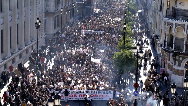 Miles de ciudadanos se manifestaron en Sevilla por una sanidad pública y de calidad