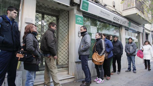 Jóvenes desempleados esperan la apertura de una oficina del Servicio Andaluz de Empleo